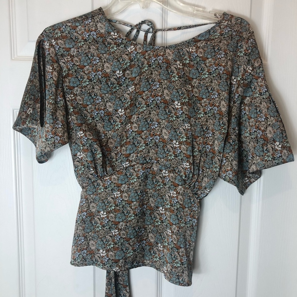 Topshop Cold Shoulder Open Back Beautiful Blouse. Size 6